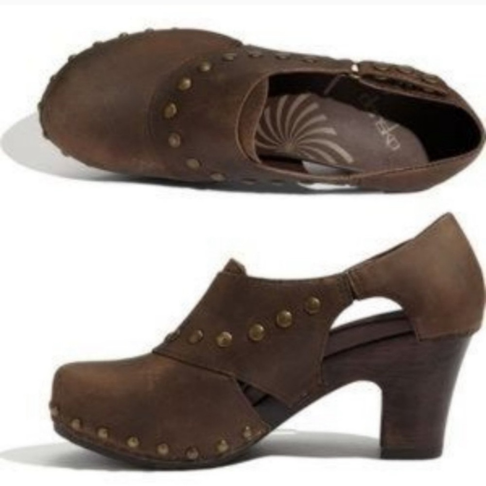 Dansko Ryder women’s brown leather studded heeled clogs Size 9